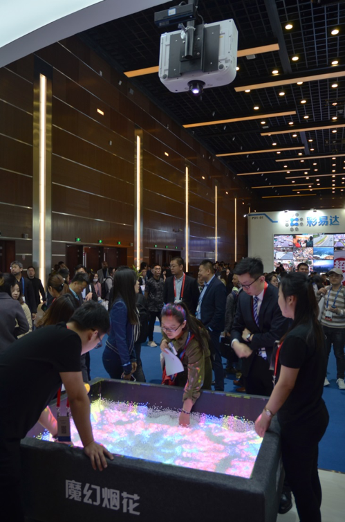 鸿合商用BG亮相Infocomm China 成全场亮点