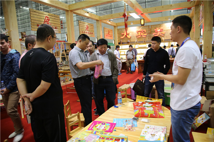 大宾美术高颜值亮相福州普教展