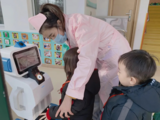 幼儿园囤“年货”?近百所幼儿园引进智能晨检机器人,给娃娃们过个安全健康年