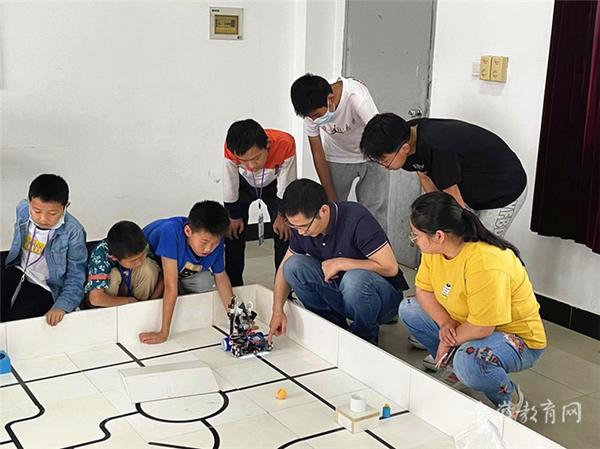 安徽歙县高度重视学生机器人素养教育