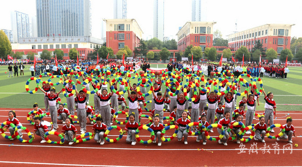 安徽亳州高新区373名中小学学子操场秋点兵 劲刮运动风