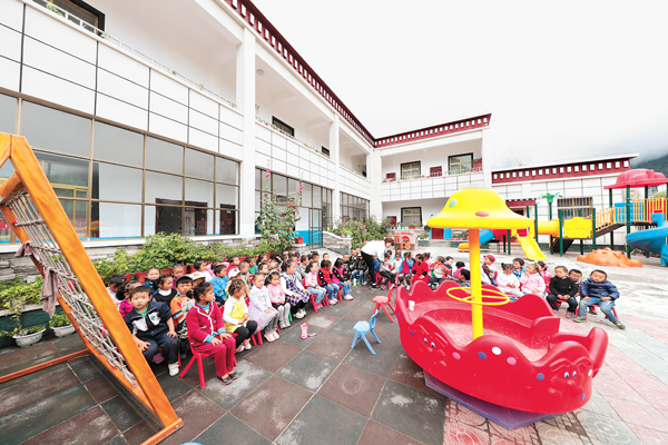 图为日喀则市吉隆县吉隆镇完小附属幼儿园正在开展户外活动.