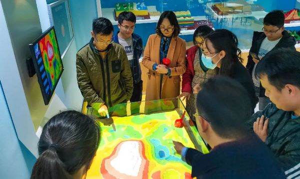 案例 | 推動地理教學智慧化——玉溪一中數字化地理教室