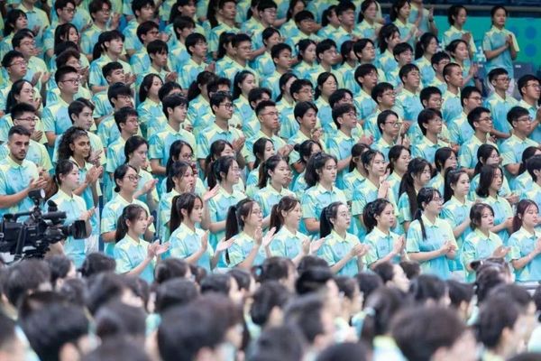 浙江工業大學留學生穆斯塔法作為國際志愿者代表在杭州亞運會、亞殘運會賽會志愿者出征儀式上發言