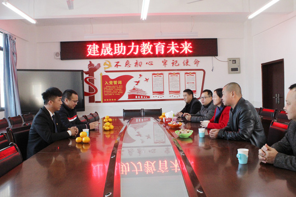 小桌椅，大愛心——建晟教育為新圩中心小學捐贈新課桌椅