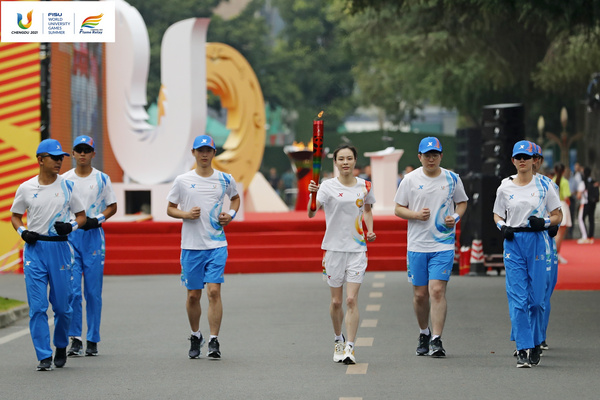成都第31屆世界大學生夏季運動會火炬傳遞成都站首日活動圓滿成功