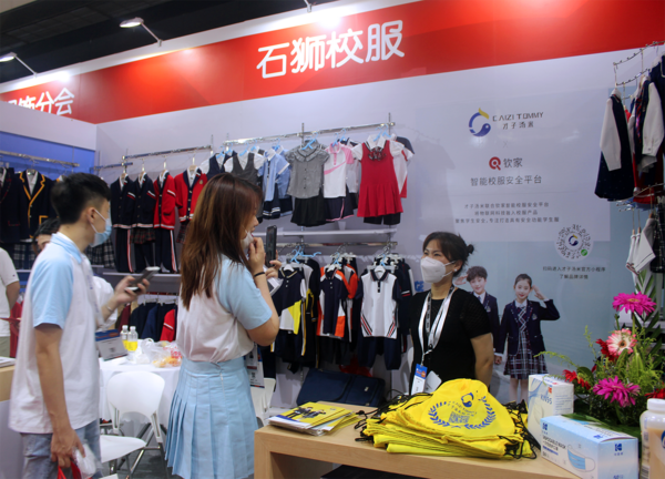 大咖蒞臨·簽約不斷·云上展覽，智能校服引領中國校服流行趨勢！