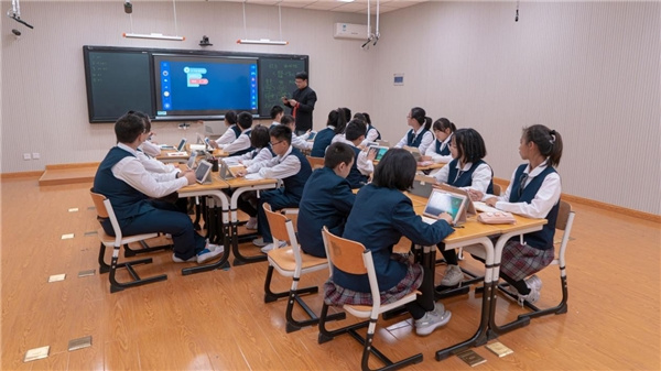 擁抱信息時代 打造高質量人工智能教育 ——河北省保定市人工智能教育探索之路