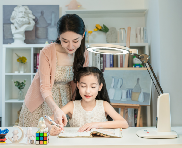 愛德華醫生護眼燈：孩子的專屬眼睛“護衛”與學習好幫手