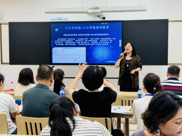 聚焦人工智能時代下的教師數字素養與勝任力提升：希沃亮相央館專題培訓班