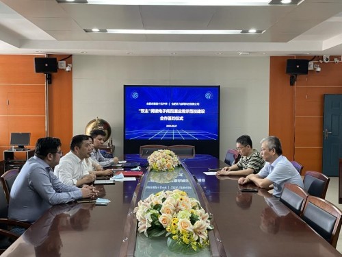科大讯飞与合肥市第四十五中学合作共建“双主”阅读电子阅览室