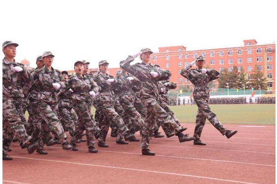 通化师范学院举行2021级新生军训汇报表演大会暨开学典礼