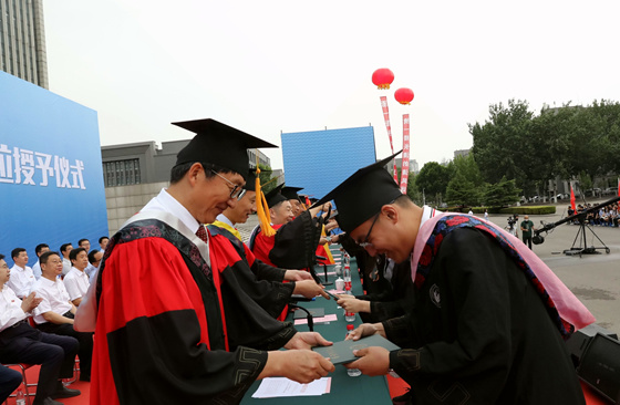 山东师范大学举行2022年本科毕业生毕业典礼暨学位授予仪式