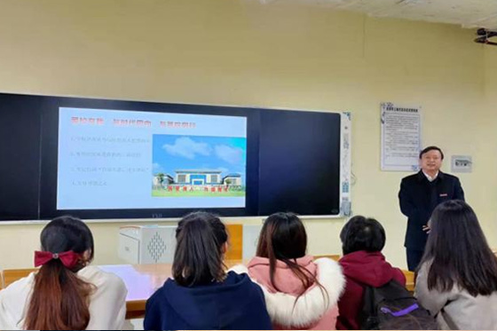 景德鎮學院黨委副書記王麗心深入聯系班級參加主題班會