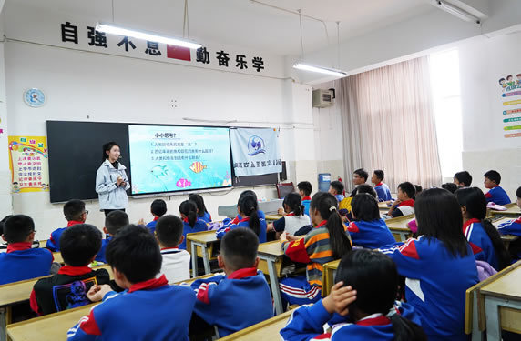 曲靖師范學院古魚王國科普宣講團帶領小學生探秘古魚文化