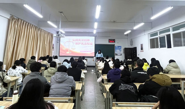 曲靖师范学院“宪法宣传周”暨“法治宣传教育月”活动丰富多样