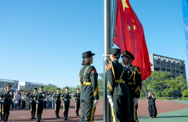 国家安全 你我共筑——湖北美术学院举行全民国家安全教育日主题升旗仪式