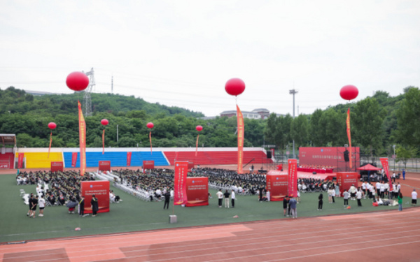 铁骨铮铮担使命 淬火青春锻未来——辽宁科技学院隆重举行2025届学生毕业典礼暨学位授予仪式