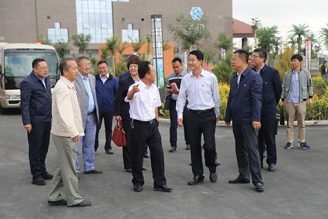嘉峪關市市長丁巨勝調研新建學校幼兒園使用情況并出席集中啟動儀式
