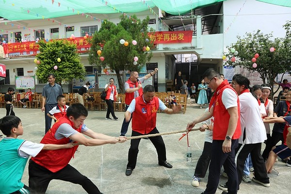 愛心助學，情暖“六一”丨博士有成對岑溪市大公小學捐資助學