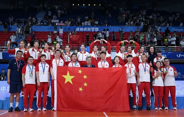大運會中國女排奪冠，北航健兒為國爭光