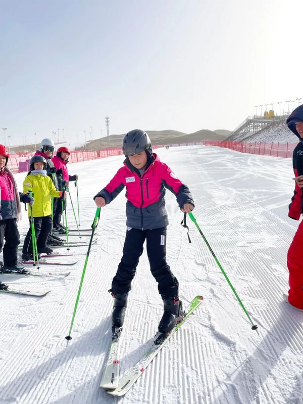 冰雪运动进校园 | 一起走进呼和浩特市中小学滑雪研学实践活动