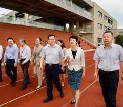 上海市副市长解冬检查中小学开学准备工作